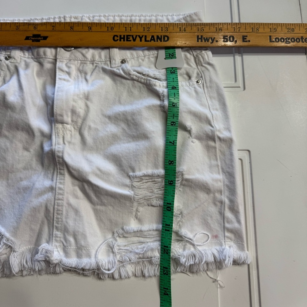 We The Free People Denim Skirt Mini Skirt White Distressed Fray Raw Hem Sz 6 - Picture 5 of 6